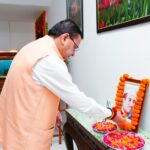 मुख्यमंत्री धामी ने स्वर्गीय श्री हेमवती नंदन बहुगुणा की पुण्य तिथि पर श्रद्धा सुमन अर्पित कर श्रद्धांजलि दी