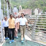 मुख्य सचिव उत्तराखंड द्वारा टिहरी गढ़वाल में बजरंग सेतु एवं हिलान्स हिमालयन भोजनालय का निरीक्षण