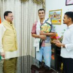 मुख्यमंत्री श्री पुष्कर सिंह धामी से एमएफएन लाइटवेट विश्व चैम्पियन दिगंबर सिंह रावत ने की शिष्टाचार भेंट
