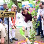 मुख्यमंत्री श्री पुष्कर सिंह धामी ने अपनी पूज्य माता जी के नाम से पौधा रोपित किया