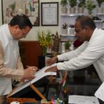 मुख्यमंत्री धामी को मुख्य निर्वाचन अधिकारी डॉ. बी.वी. आर. सी. पुरुषोत्तम ने गणना फॉर्म सौंपा