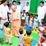 मुख्यमंत्री योगी ने बच्चों से संवाद किया, भोजन परोसा, अन्नप्राशन कराया और शिक्षा से जुड़ने का संदेश दिया