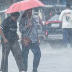 मौसम विभाग ने पश्चिमी और पूर्वी यूपी के कई इलाकों में भारी बारिश और बिजली गिरने की चेतावनी जारी 