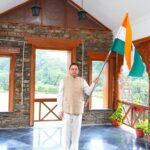 मुख्यमंत्री धामी ने मुख्यमंत्री आवास पर तिरंगा लगाकर दिया ‘हर घर तिरंगा’ का संदेश