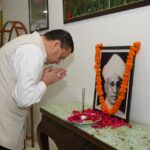 मुख्यमंत्री धामी ने शिक्षक दिवस के अवसर पर डॉ. सर्वपल्ली राधाकृष्णन के चित्र पर श्रद्धासुमन अर्पित किये
